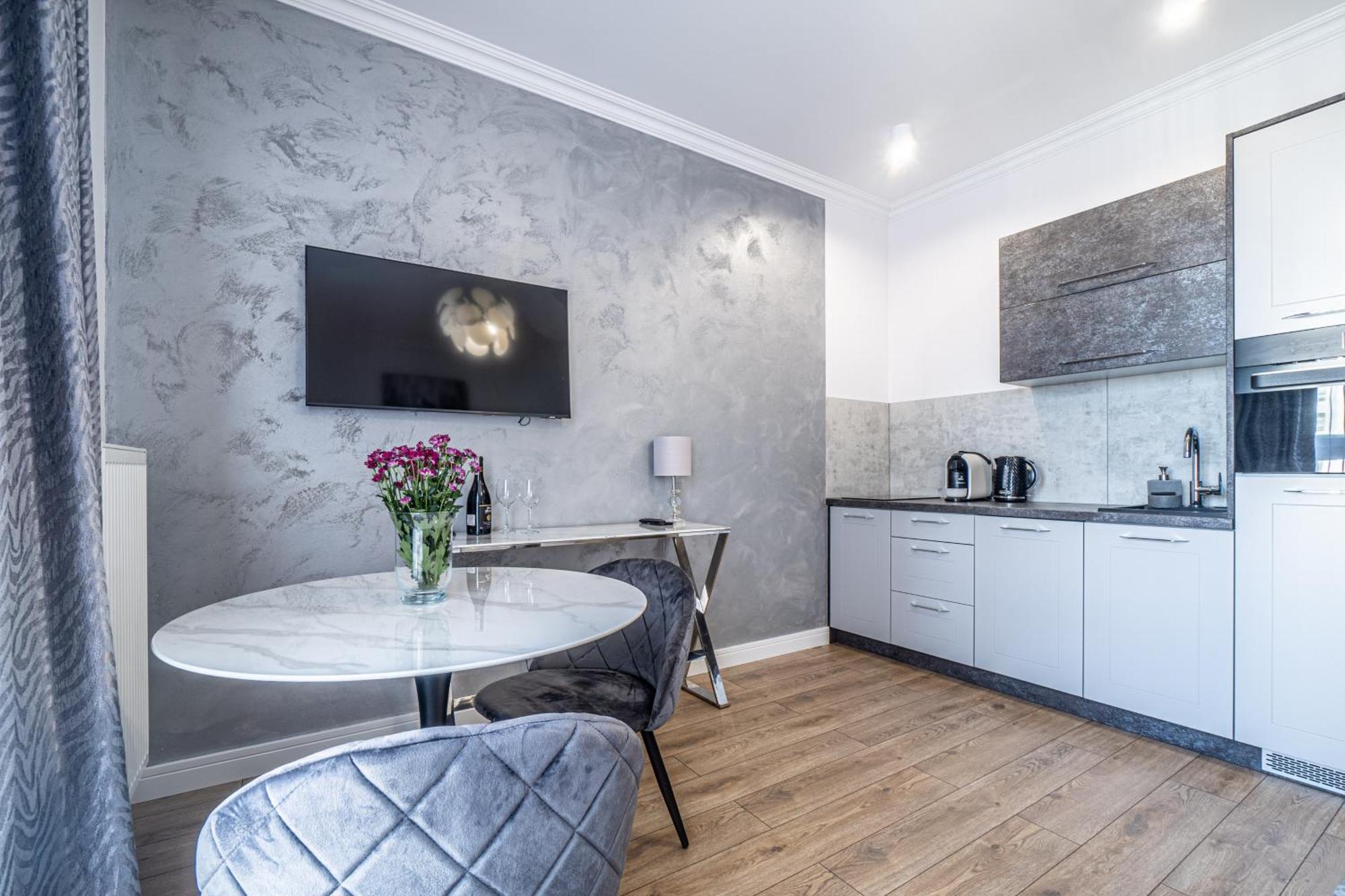 Apartment Private Parking, Secure Building - Old Town & Main Station *