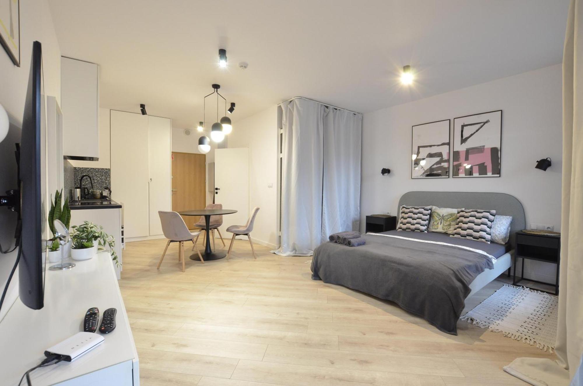 Apartment Private Parking, Secure Building - Old Town & Main Station *