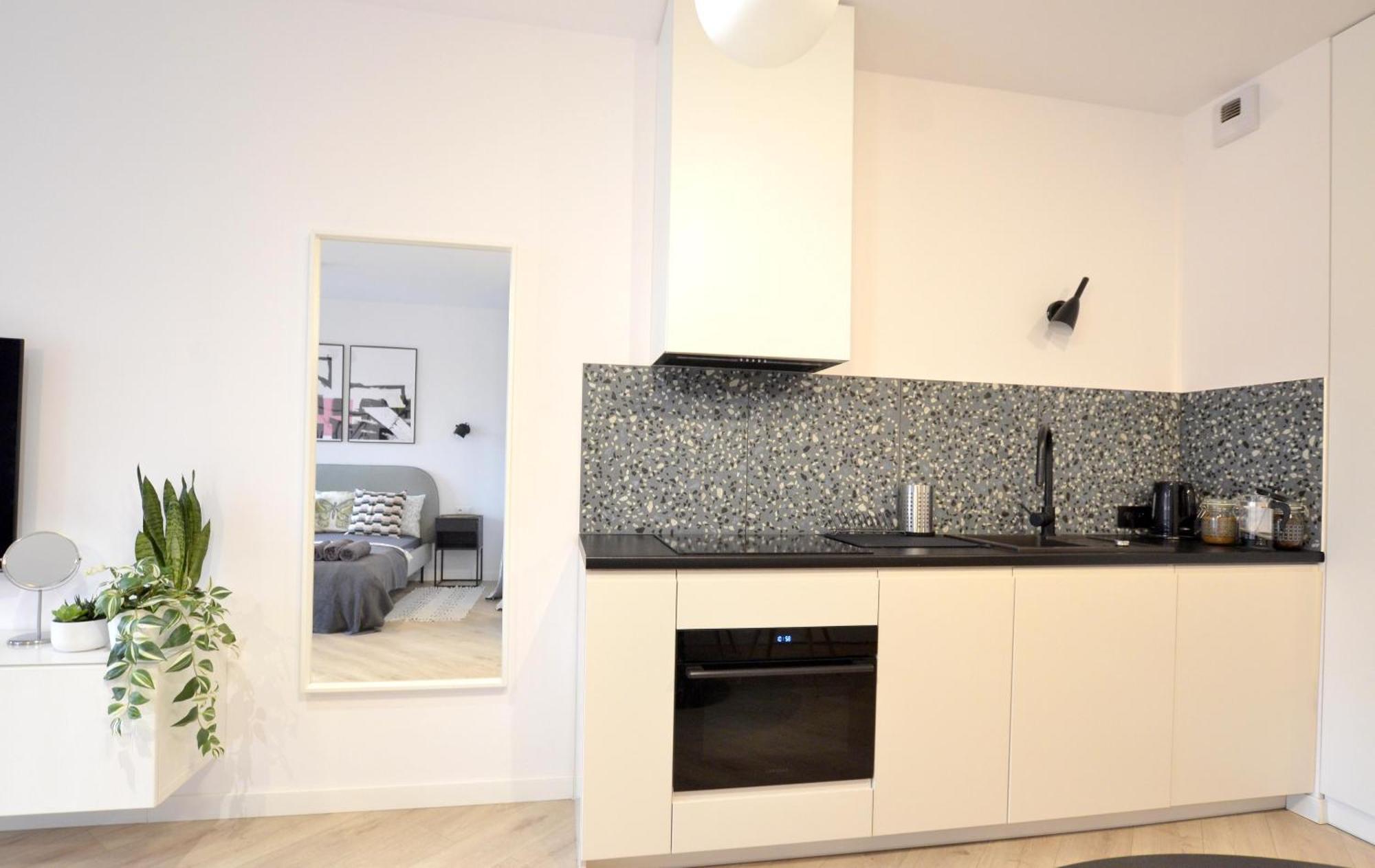 Private Parking, Secure Building - Old Town & Main Station *
