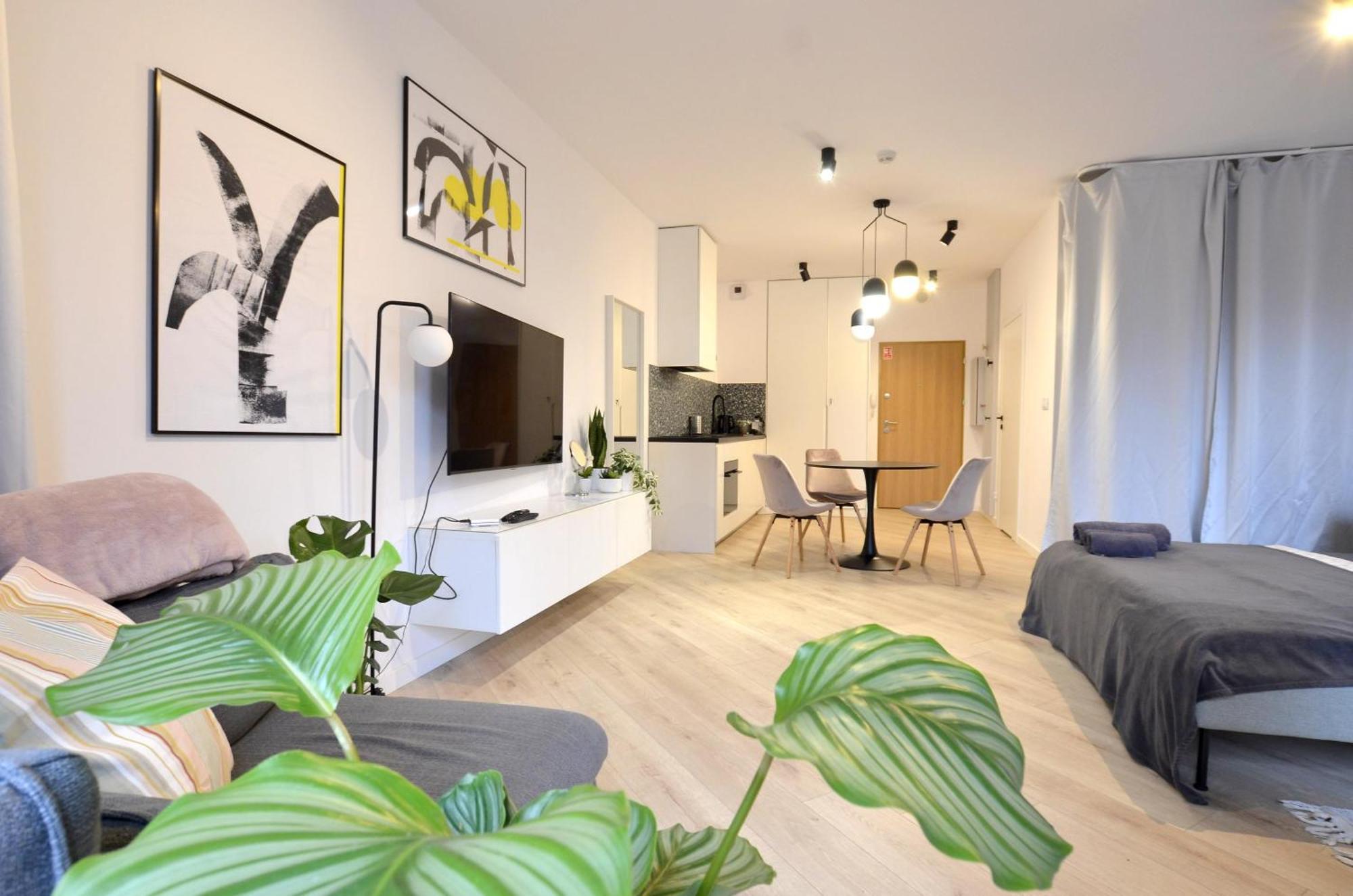 Apartment Private Parking, Secure Building - Old Town & Main Station *