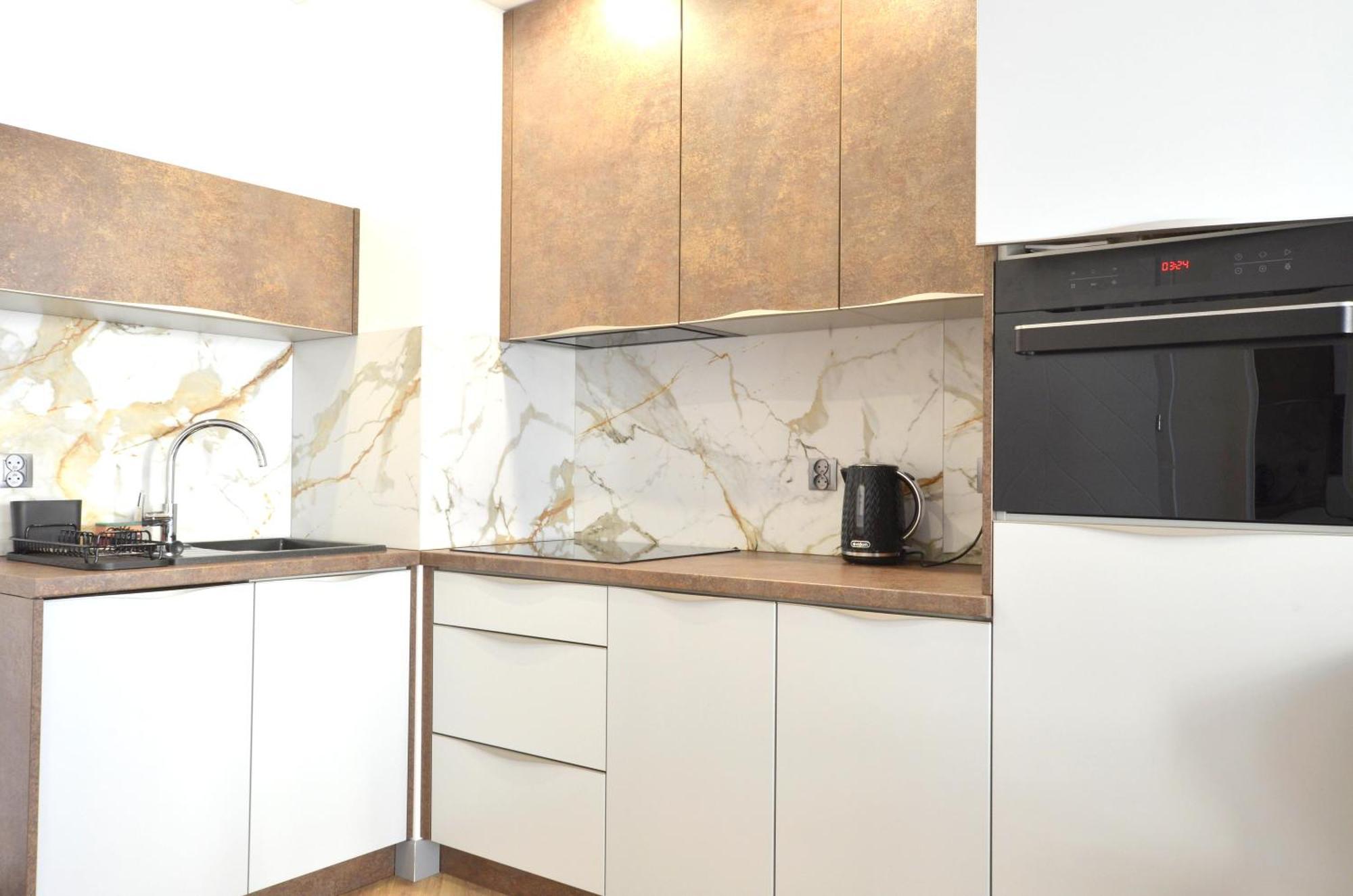 Apartment Private Parking, Secure Building - Old Town & Main Station *