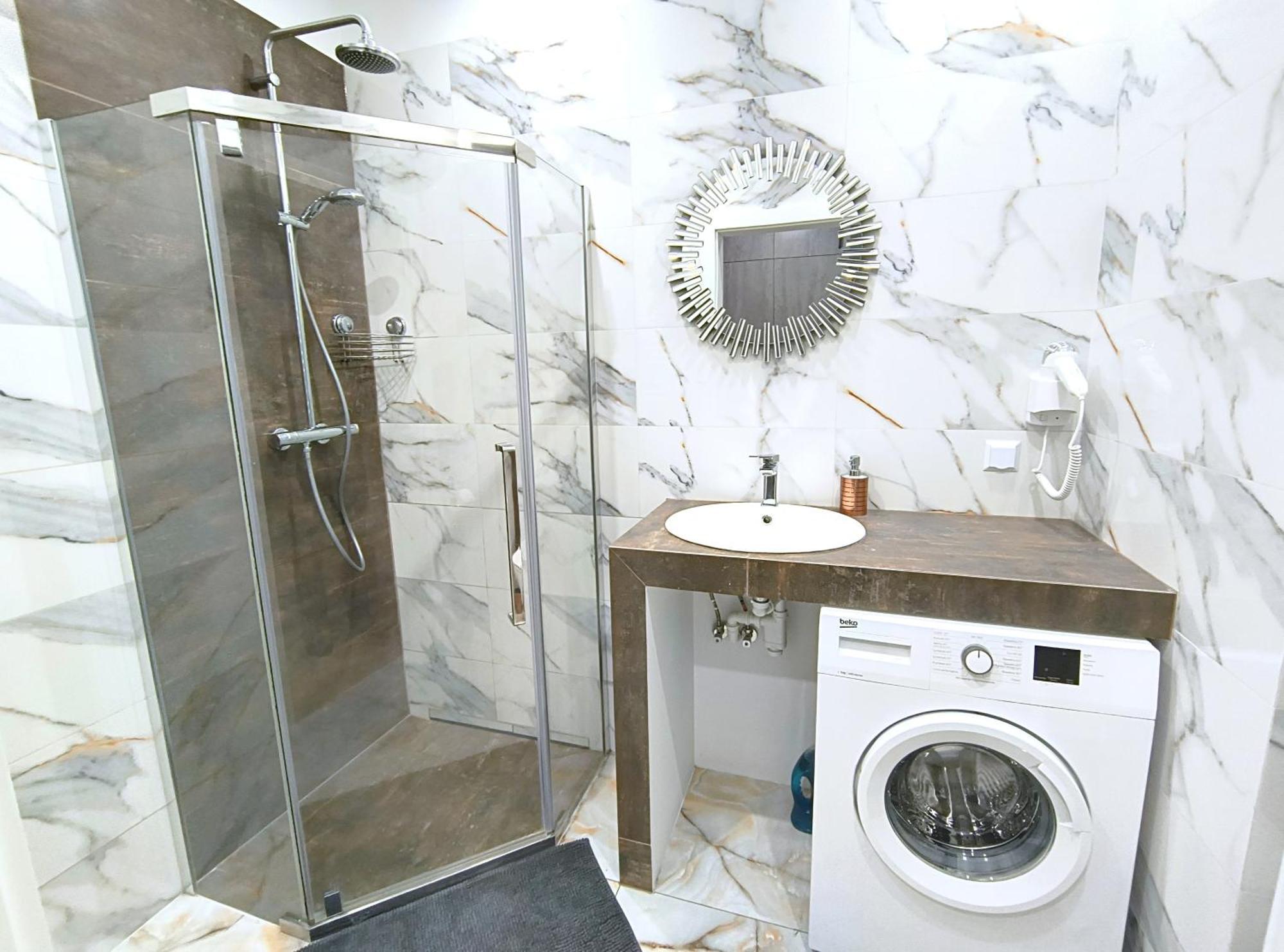 Private Parking, Secure Building - Old Town & Main Station Apartment
