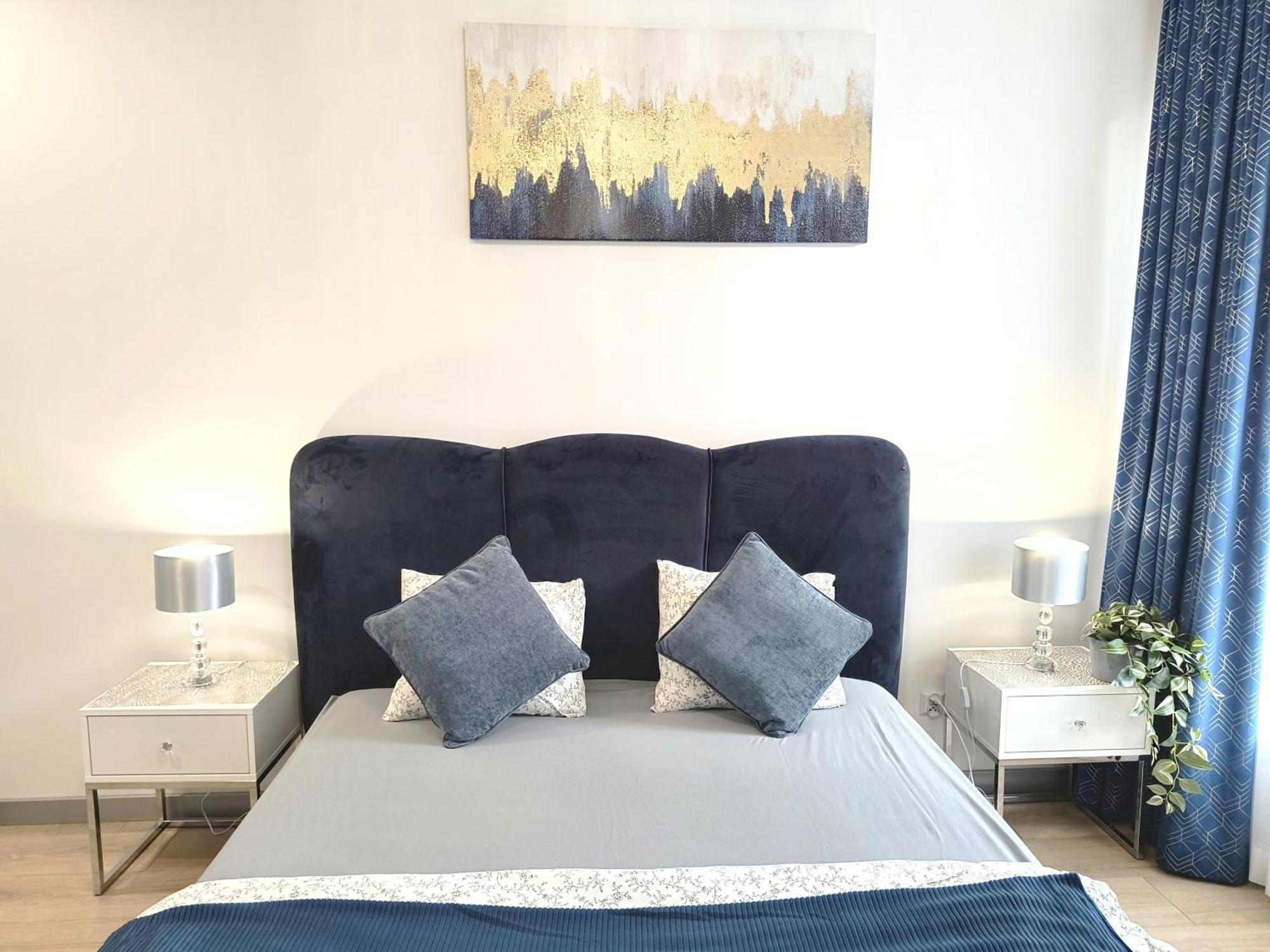 Private Parking, Secure Building - Old Town & Main Station Apartment