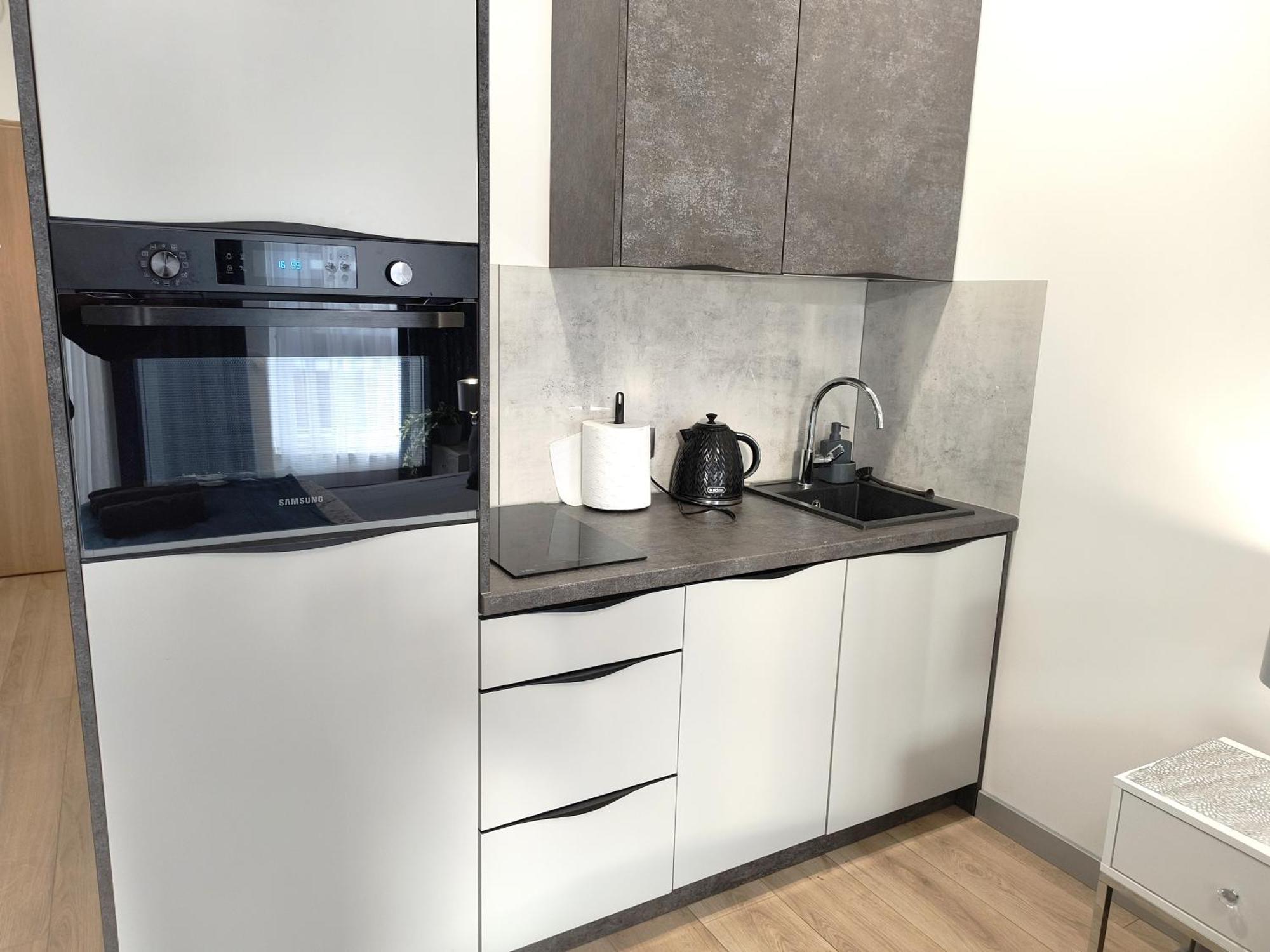 Apartment Private Parking, Secure Building - Old Town & Main Station