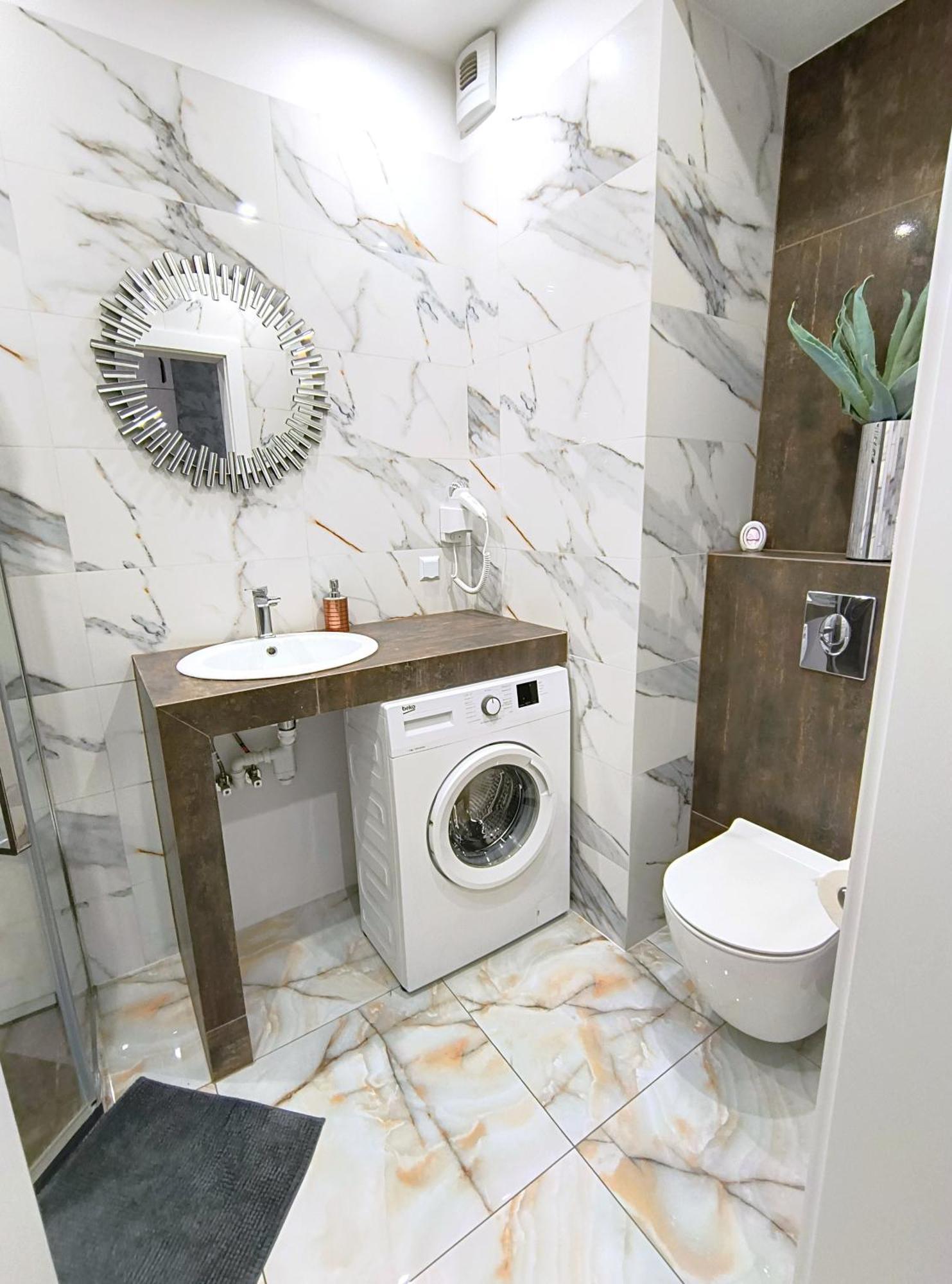 Apartment Private Parking, Secure Building - Old Town & Main Station *
