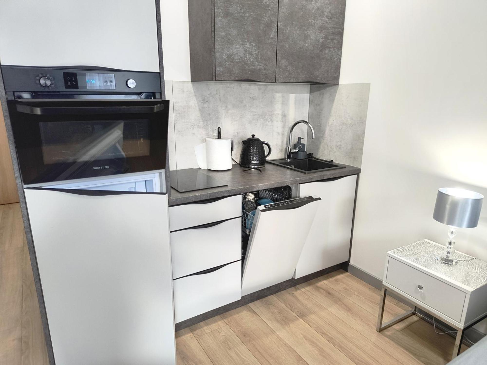 Private Parking, Secure Building - Old Town & Main Station *
